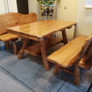 Komplet mebli biesiadnych, na który składa się stół 2 ławy.