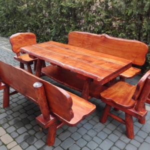 Komplet mebli biesiadnych, na który składa się stół 2 ławy i 2 krzesła.